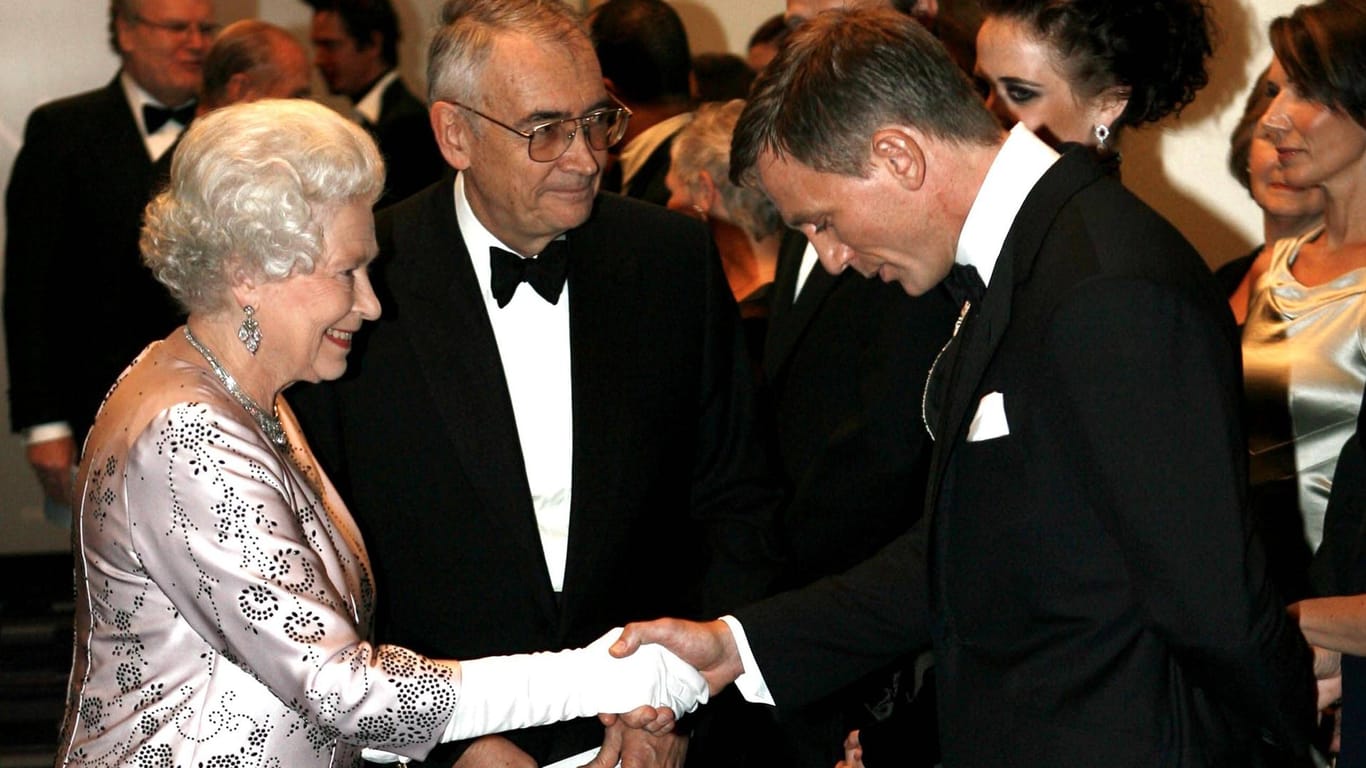 Die Queen und Daniel Craig: Dieses Foto ist bei der Weltpremiere des Films "Casino Royale" im Jahr 2006 entstanden.