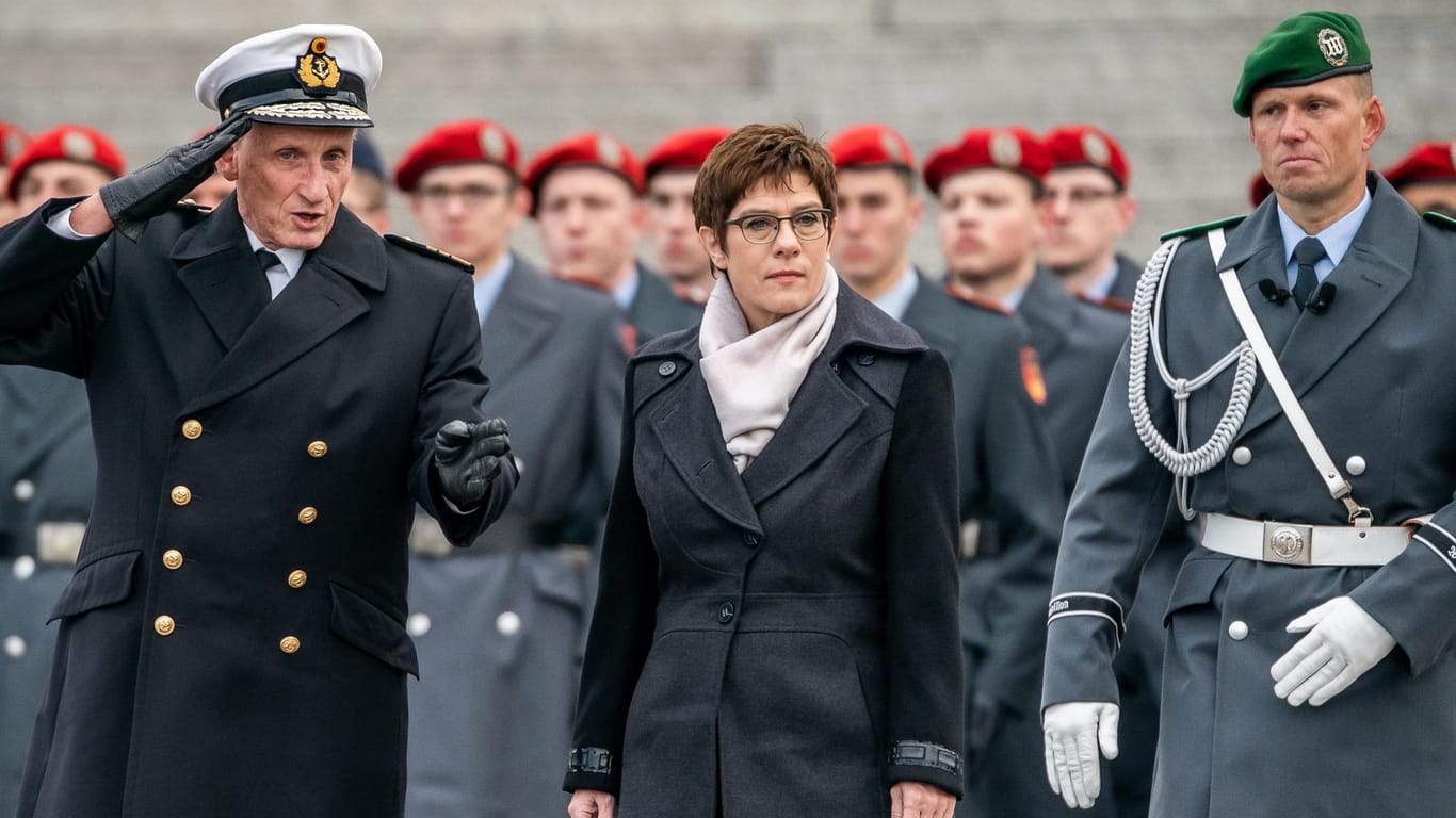 Verteidigungsministerin Kramp-Karrenbauer bei der Gelöbnis-Zeremonie in der Berlin: Sie betonte die Bedeutung der Bundeswehr für die deutsche Demokratie.