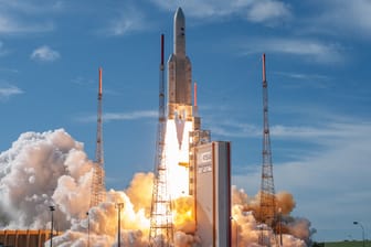 Eine Rakete der europäischen Weltraumorganisation ESA startet im französischen Kourou: Wird es bald ein Raketenstartgelände in Deutschland geben?