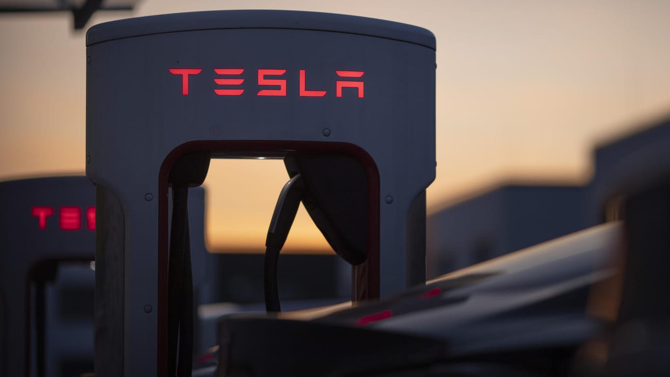 Ladestation von Tesla: Der Autobauer will bei Berlin eine Autofabrik errichten.