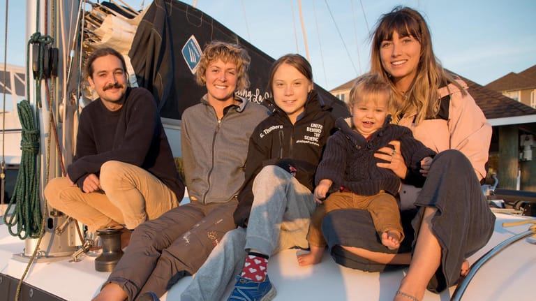 Greta Thunberg posiert auf der "La Vagabonde": Das australische Youtuber-Paar Riley Whitelum und Elayna Carausu sowie die englische Profi-Skipperin Nikki Henderson haben Thunberg die Überfahrt nach Europa angeboten.