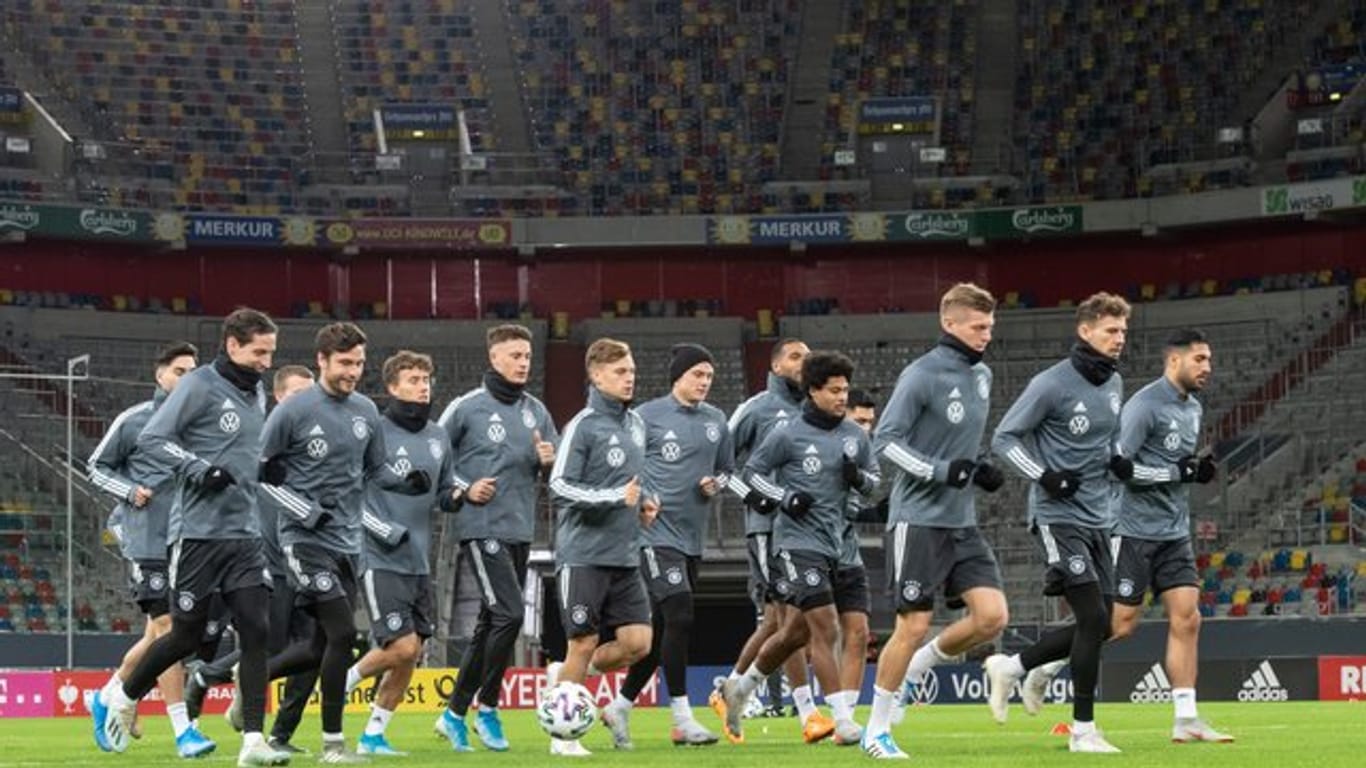 Hat die Qualifikation für die EM selbst in der Hand: Die deutsche Nationalmannschaft beim Training in Düsseldorf.