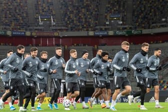 Hat die Qualifikation für die EM selbst in der Hand: Die deutsche Nationalmannschaft beim Training in Düsseldorf.
