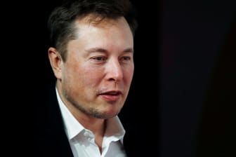 Elon Musk in Berlin: Der Tesla-Chef machte bei einer Preisverleihung eine überraschende Ankündigung.
