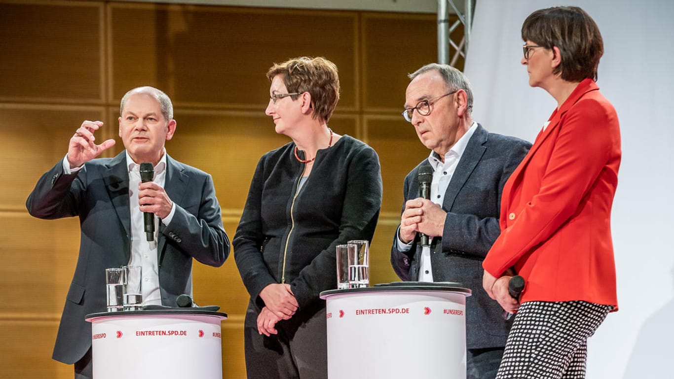 Die beiden Bewerberteams für den SPD-Vorsitz im Willy-Brandt-Haus: Bei der Debatte zwischen Olaf Scholz (2.v.l.) und Klara Geywitz (m.) gegen Saskia Esken (r.) und Norbert Walter-Borjans (2.v.r.) ging es das erste Mal heiß her.