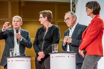 Die beiden Bewerberteams für den SPD-Vorsitz im Willy-Brandt-Haus: Bei der Debatte zwischen Olaf Scholz (2.v.l.) und Klara Geywitz (m.) gegen Saskia Esken (r.) und Norbert Walter-Borjans (2.v.r.) ging es das erste Mal heiß her.