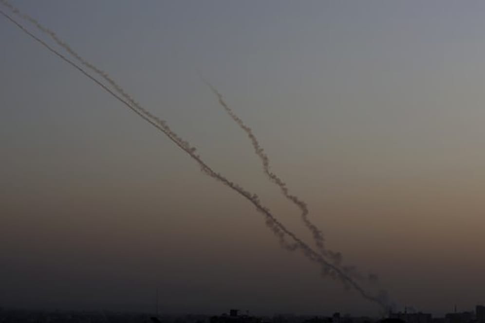 Raketen werden vom Gazastreifen in Richtung Israel gestartet.