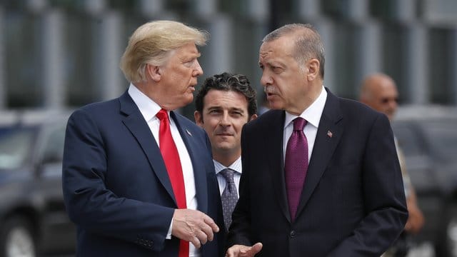 Haben zahlreiche Streitpunkte zu besprechen: US-Präsident Donald Trump (l) und sein türkischer Kollege Recep Tayyip Erdogan. Haben zahlreiche Streitpunkte zu besprechen: US-Präsident Donald Trump (l) und sein türkischer Kollege Recep Tayyip Erdogan.