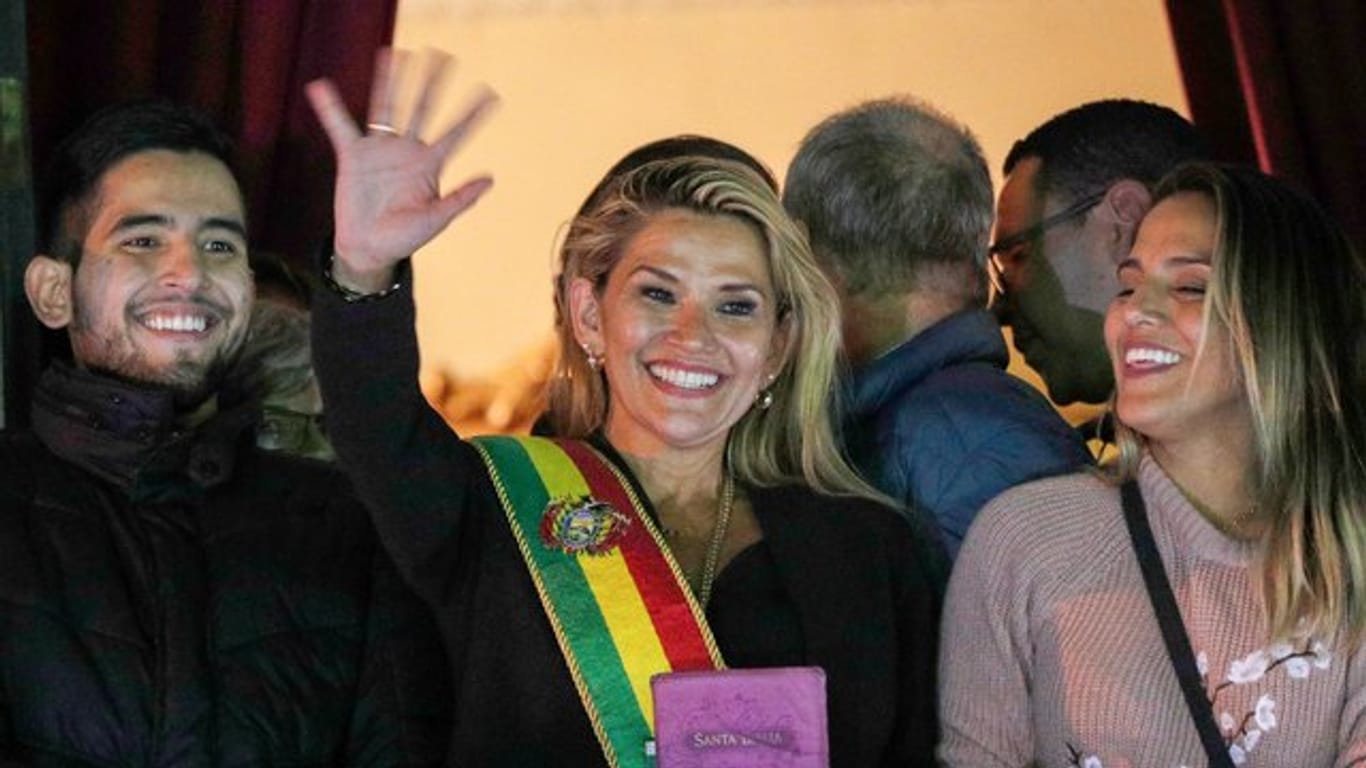 Nach dem Rücktritt von Boliviens Staatschef Evo Morales hat sich die Senatorin Jeanine Añez zur Interimspräsidentin erklärt.
