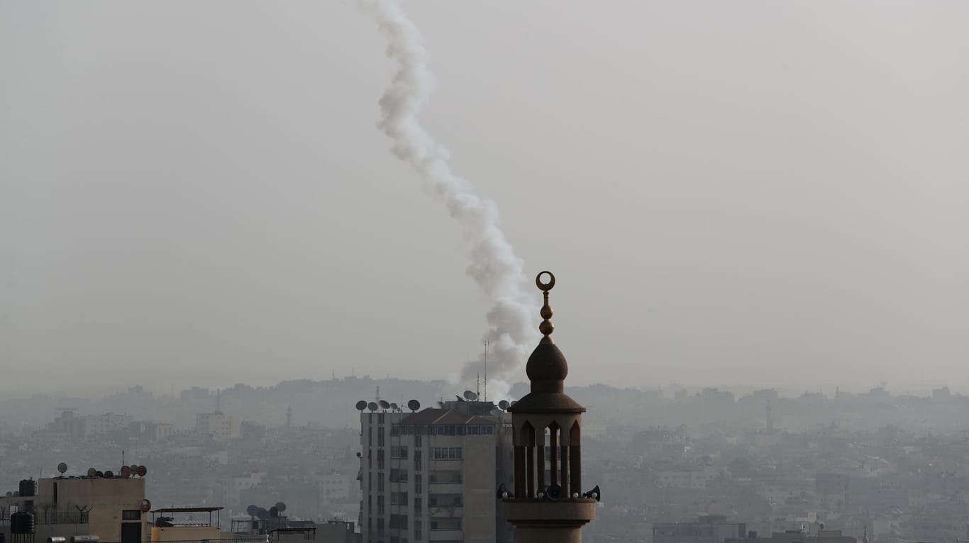 Eine Rakete startet in Gaza. Über 200 Abschüsse wurden in der Nacht auf Mittwoch gezählt. Viele davon konnten von Israel abgefangen werden.