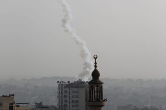 Eine Rakete startet in Gaza. Über 200 Abschüsse wurden in der Nacht auf Mittwoch gezählt. Viele davon konnten von Israel abgefangen werden.