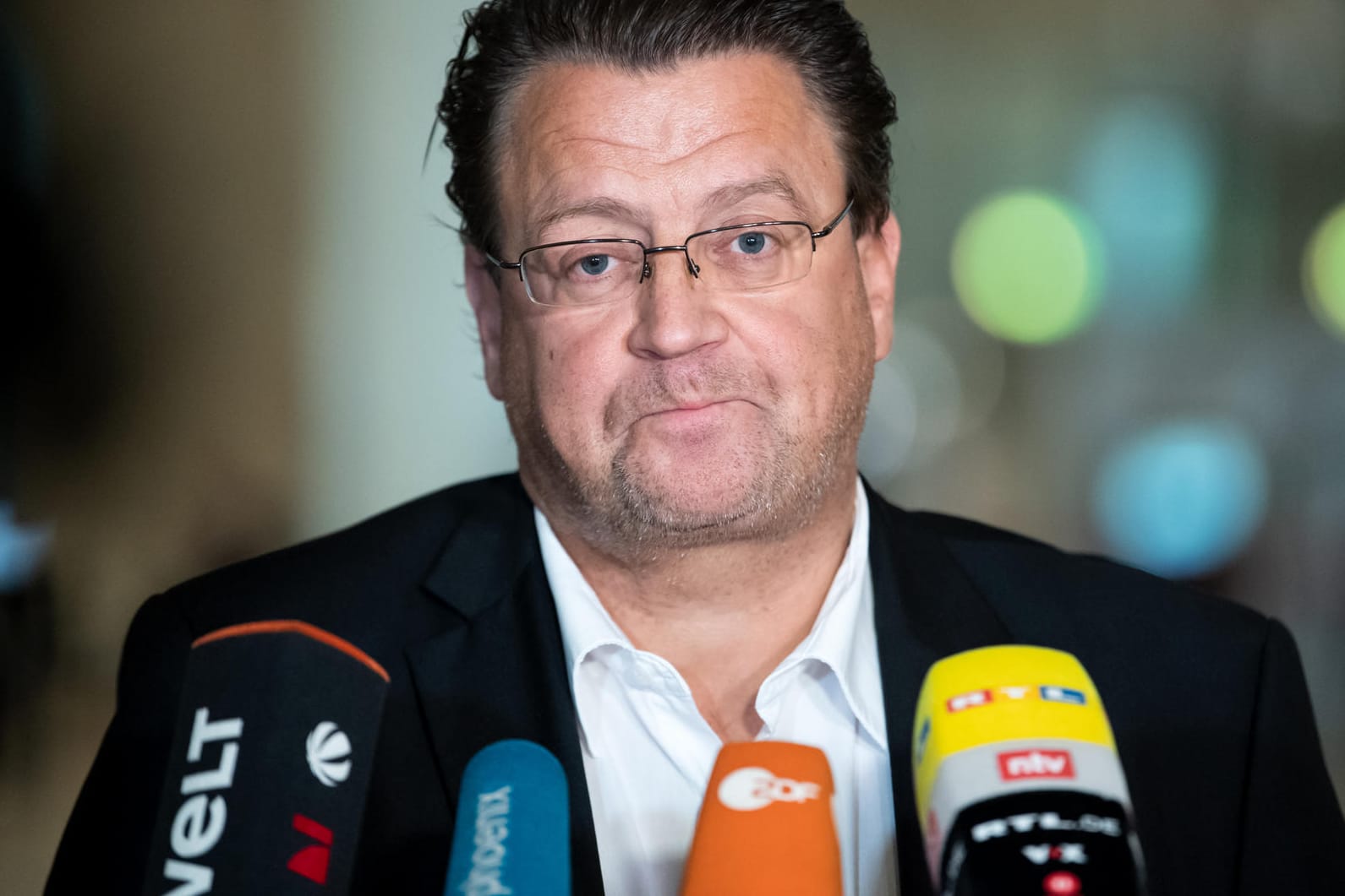 Stephan Brandner spricht im Bundestag mit Pressevertretern: Der Rechtsausschuss des Parlaments will den AfD-Politiker als Vorsitzenden abwählen.