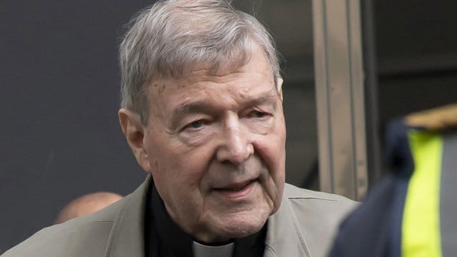 Das oberste australische Gericht will sich nun doch mit dem Einspruch des wegen sexuellen Missbrauchs Minderjähriger verurteilten Kardinals George Pell befassen. Das oberste australische Gericht will sich nun doch mit dem Einspruch des wegen sexuellen Missbrauchs Minderjähriger verurteilten Kardinals George Pell befassen.