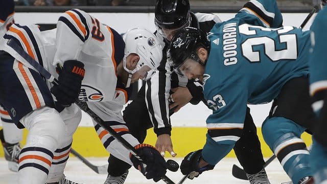 Leon Draisaitl (l) von den Edmonton Oilers beim Bully.