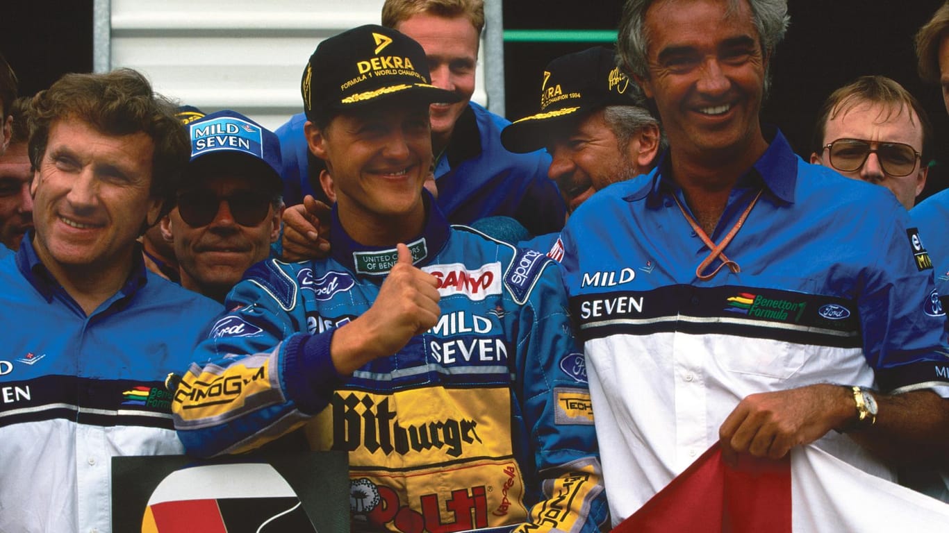 Wurde 1994 in Adelaide erstmals Weltmeister: Michael Schumacher (l.) mit Benetton-Teamchef Briatore (r.).