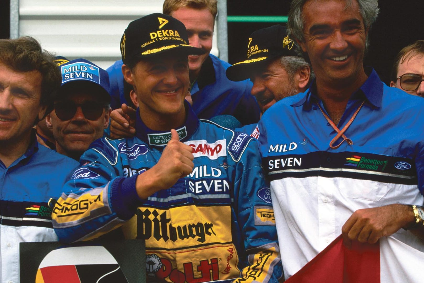 Wurde 1994 in Adelaide erstmals Weltmeister: Michael Schumacher (l.) mit Benetton-Teamchef Briatore (r.).