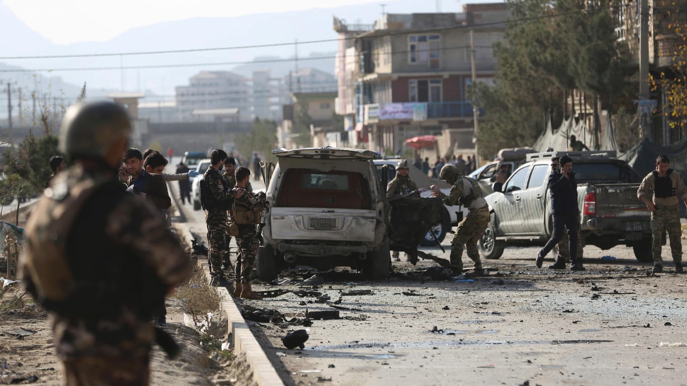 Nationale und internationale Sicherheitskräfte am Anschlagsort in Kabul: Die Autobombe explodierte in der Nähe des Innenministeriums und des Flughafens.