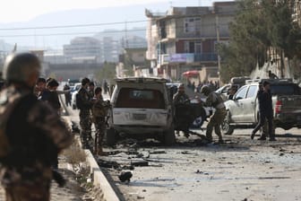 Nationale und internationale Sicherheitskräfte am Anschlagsort in Kabul: Die Autobombe explodierte in der Nähe des Innenministeriums und des Flughafens.