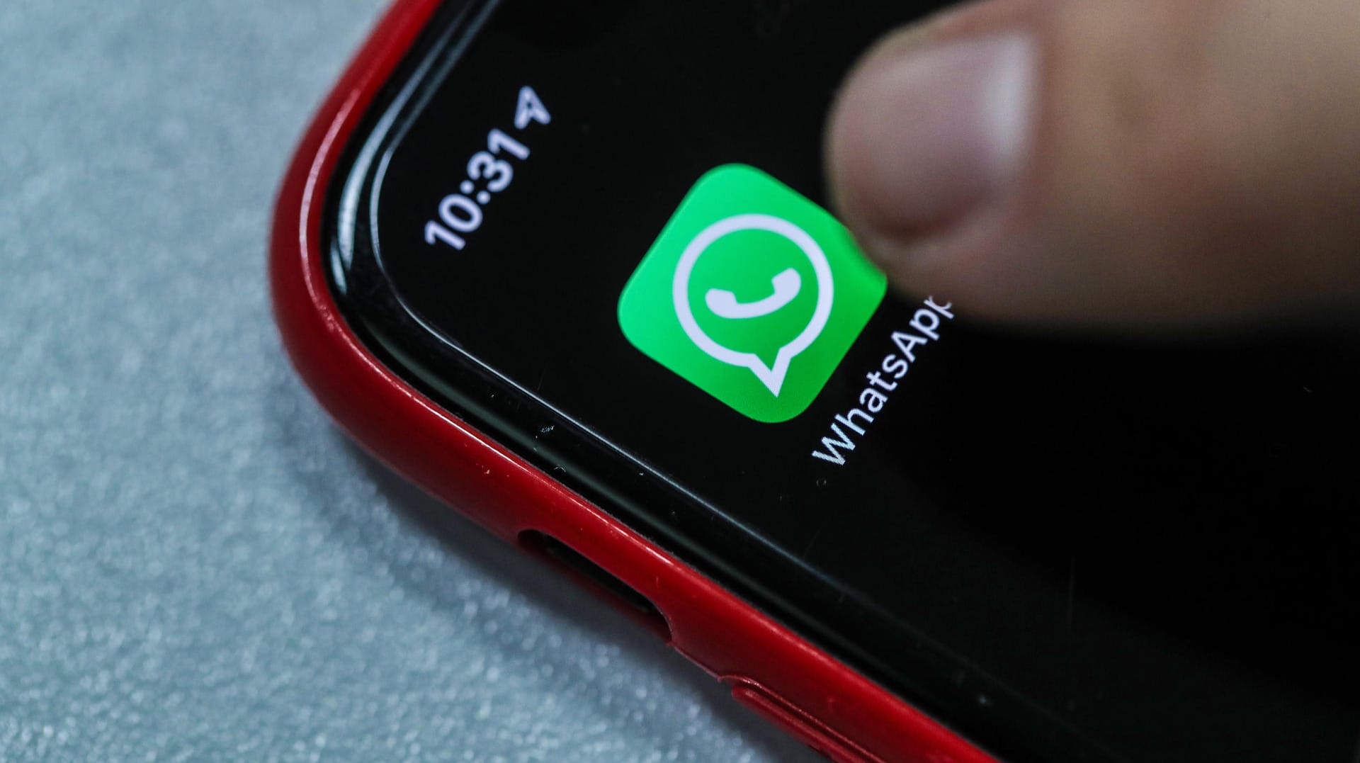 Ein Nutzer öffnet WhatsApp auf dem Smartphone: Seit dem jüngsten Update, verbraucht die App auf manchen Android-Smartphones viel mehr Energie.