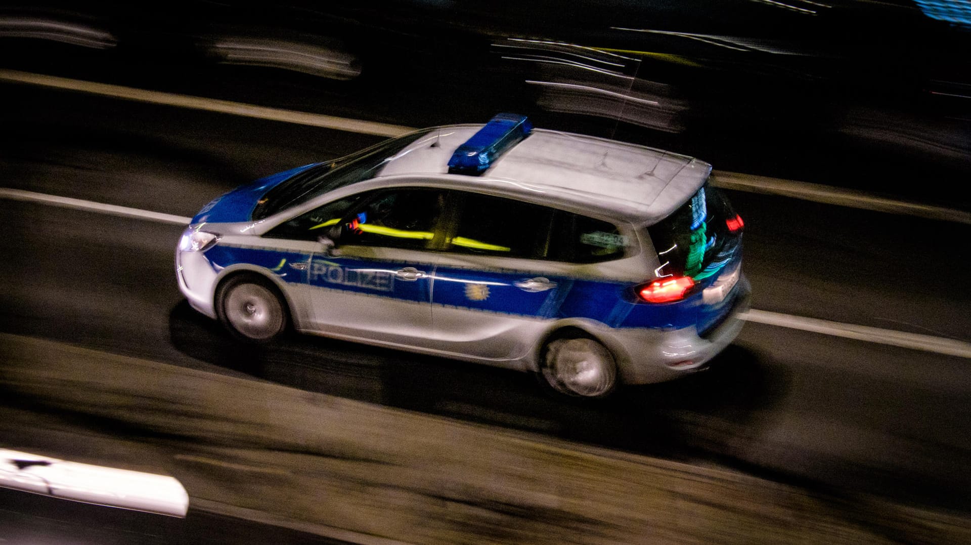 Ein Polizeiwagen in Berlin: Der Mann, der den Hitlergruß gezeigt haben soll, konnte fliehen.