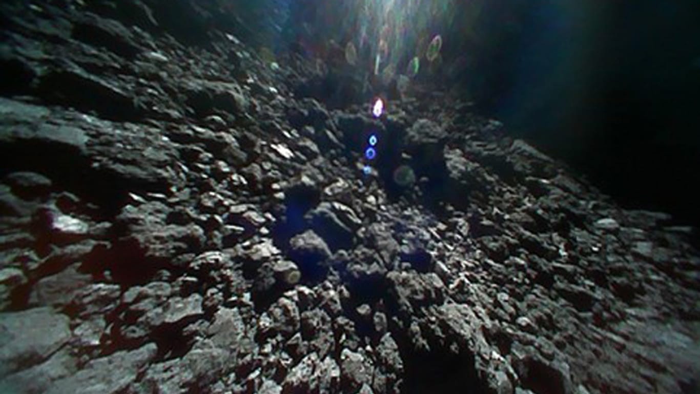 Detailaufnahme der Oberfläche des Asteroiden Ryugu: Die Forscher vermuten in den Proben organische Moleküle sowie Wasser zu finden.