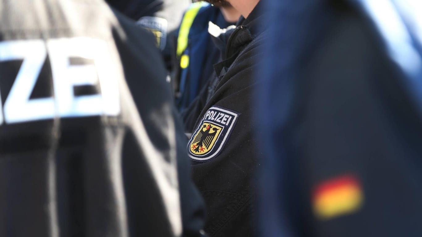 Polizisten im Einsatz: 500 Beamte gehen gegen Schleuserbanden vor.