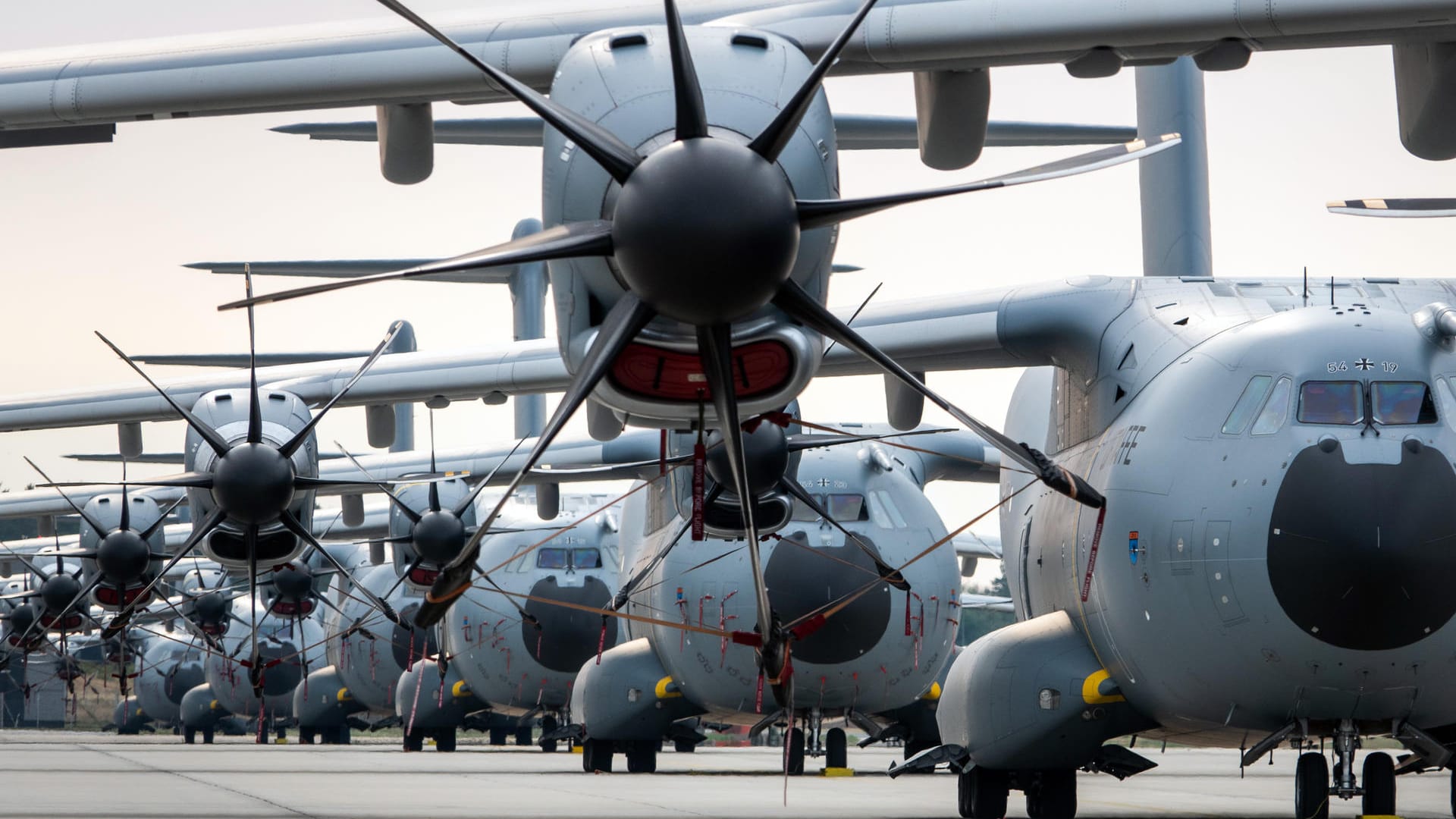 Airbus A400M: Die Transportflugzeuge stehen auf dem Vorfeld des Fliegerhorsts Wunstorf.