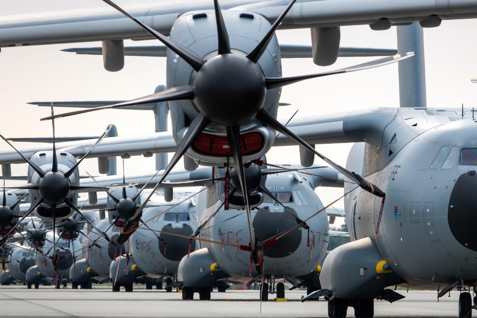 Airbus A400M: Die Transportflugzeuge stehen auf dem Vorfeld des Fliegerhorsts Wunstorf.