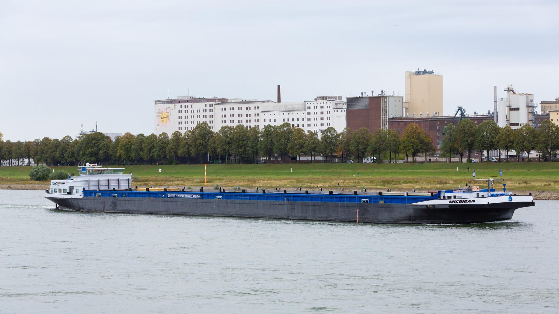Ein Frachtschiff fährt in Köln über den Rhein. Ein Frachtschiff fährt in Köln über den Rhein.