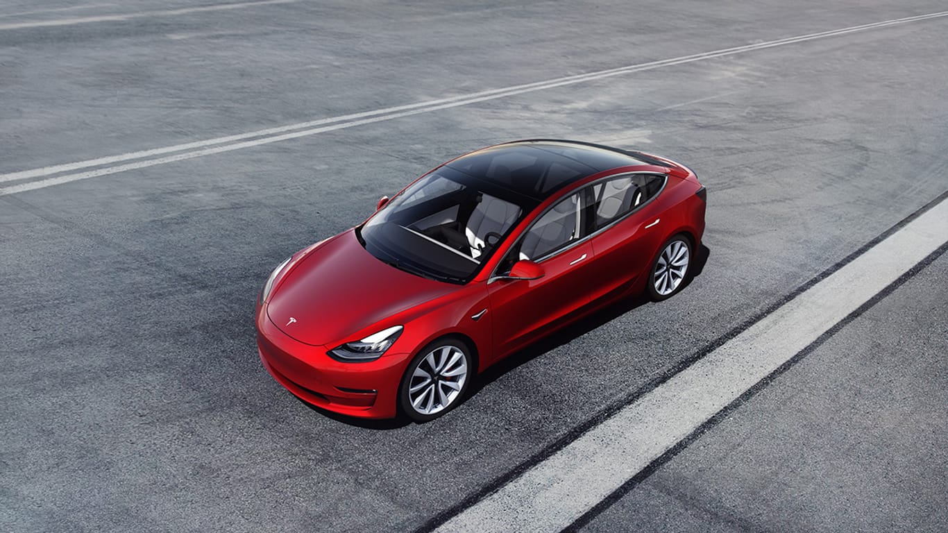 Tesla Model 3: Nach zwei teuren Modellen sollte der Einstieg in den Massenmarkt gelingen. Das klappte wegen Fertigungsschwierigkeiten aber nur mit Verspätung.
