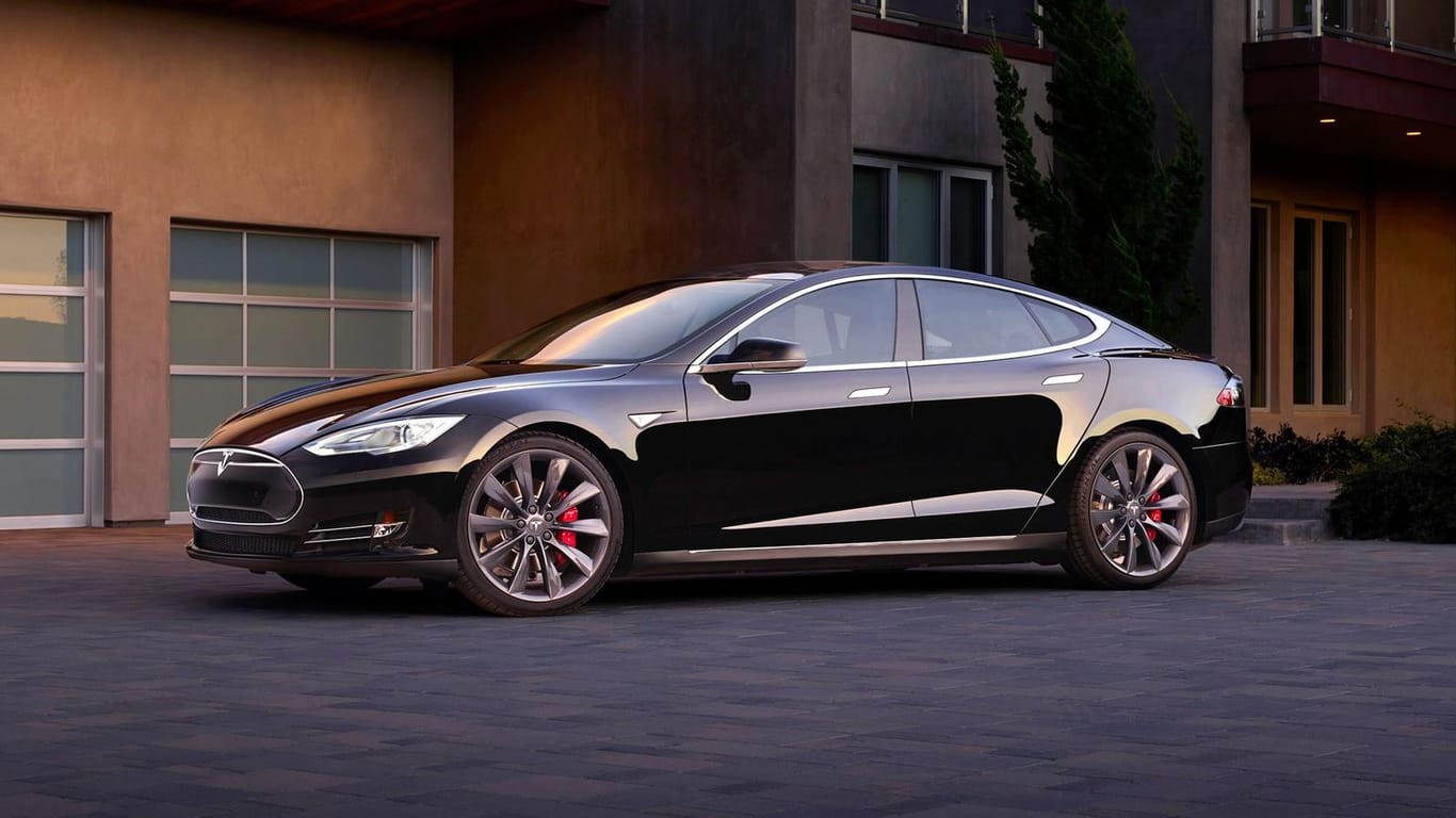 Tesla Model S: Die Limousine ist entweder mit mehr Reichweite (610 km) zu haben – oder mit mehr Fahrspaß. Dann geht's in 2,6 Sekunden auf Tempo 100.