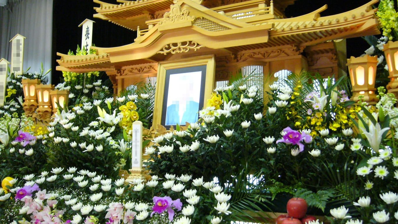 Buddhistische Beerdigung in Japan: Am Altar werden Geldgeschenke zur Finanzierung der Beisetzung gemacht.