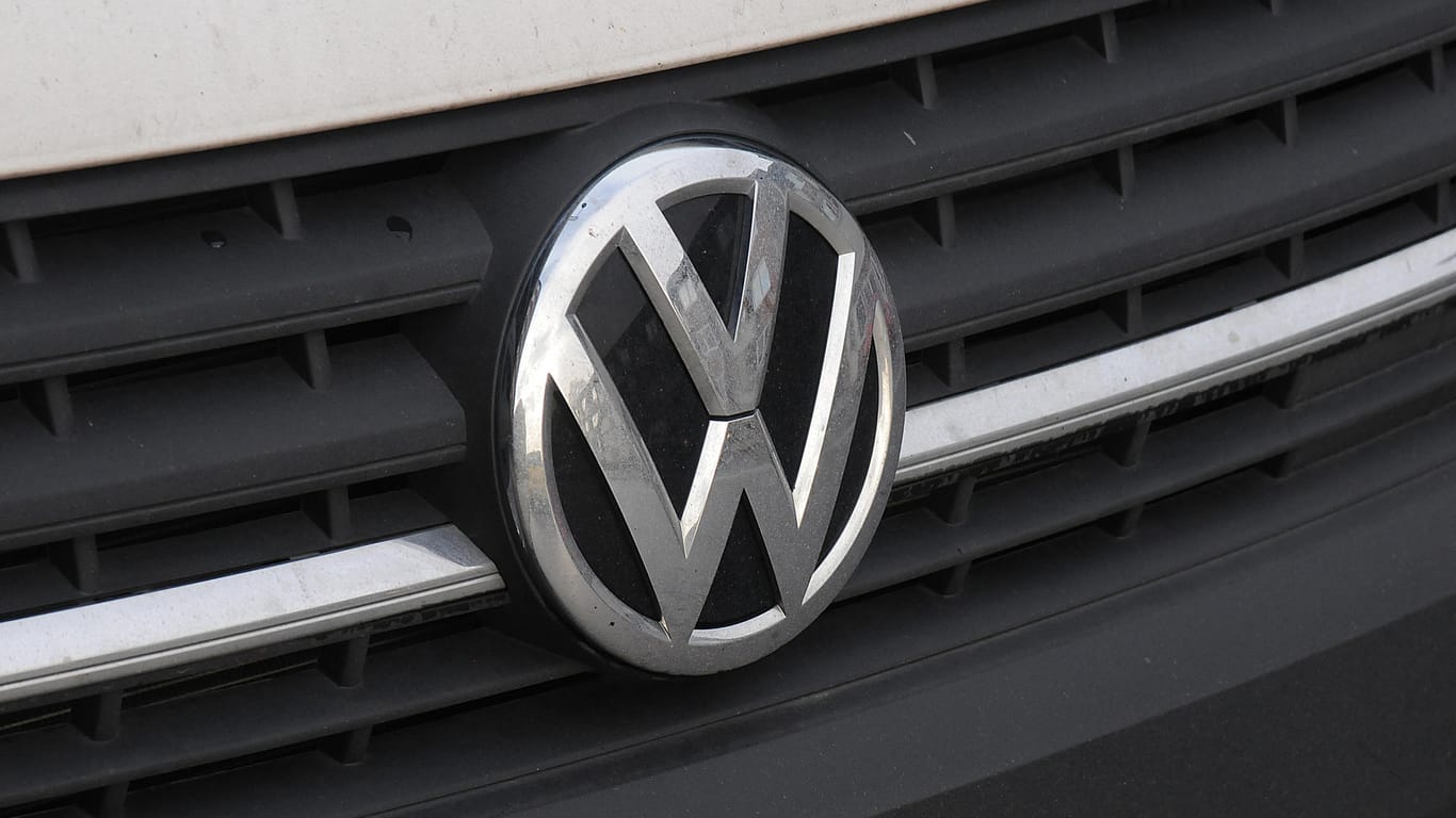 VW-Logo: Die Marke Volkswagen hat im Oktober deutlich mehr Autos verkauft.