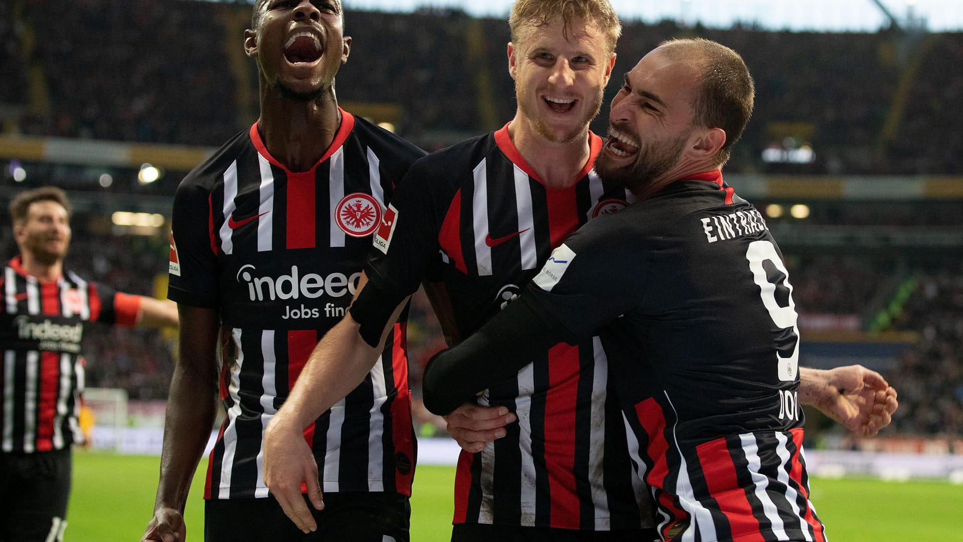 Freude bei der Eintracht Frankfurt: Die SGE gewann gegen den FC Bayern München mit 5:1.