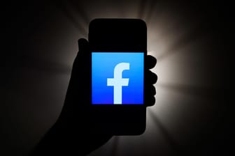 Facebook Logo: Facebook schaltet heimlich Kamera ein.