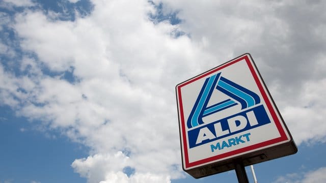 Das Aldi-Nord-Logo ist vor einem bewölkten Himmel zu sehen.