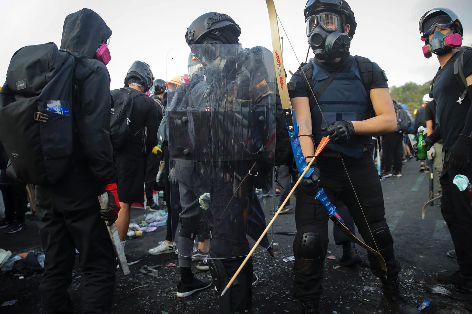 Bewaffnete Demonstranten stehen vor einer Universität: Nachdem erneut ein Student von einem Polizisten angeschossen wurde kommt es in Hongkong erneut zu chaotischen Szenen.