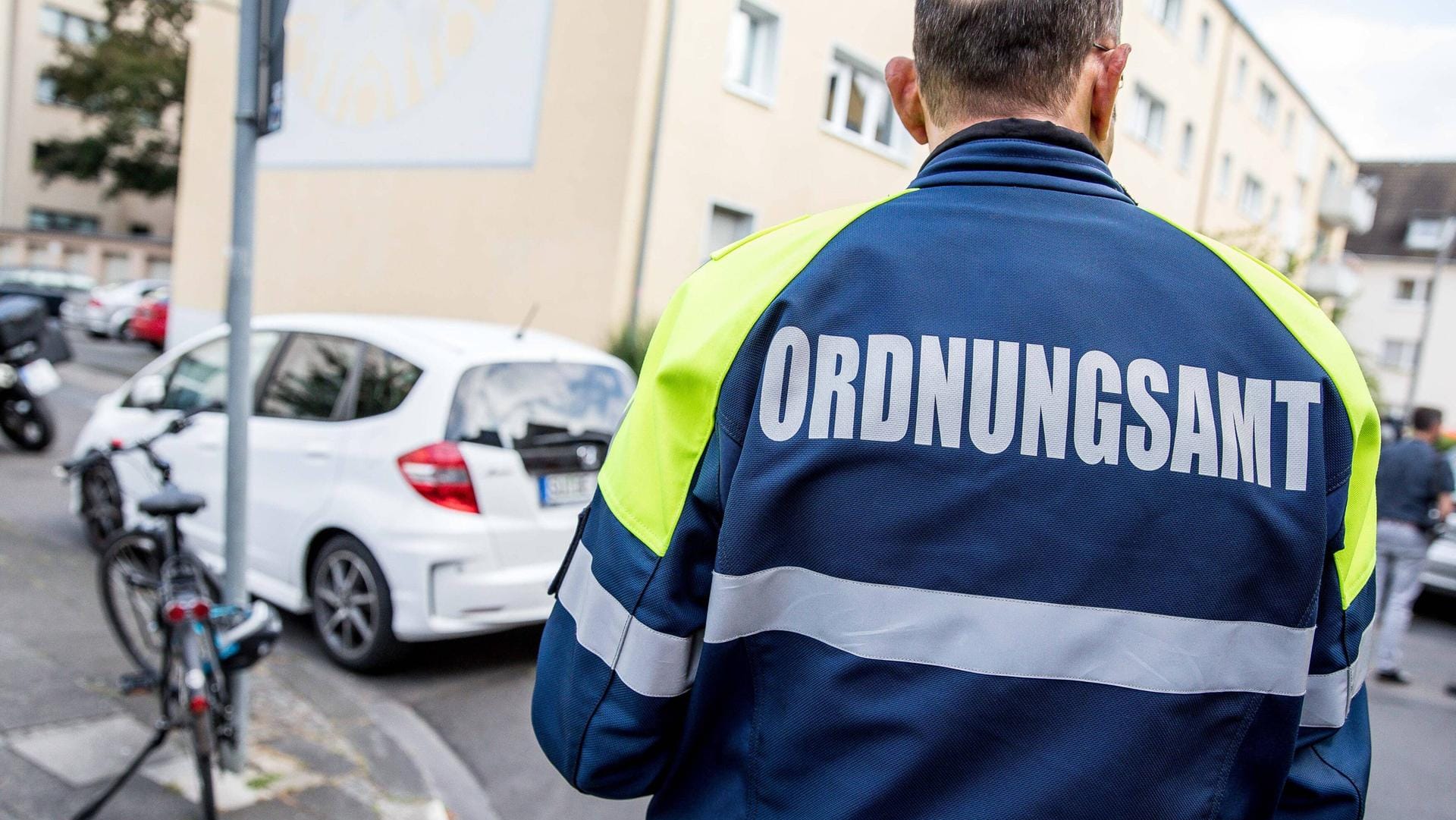 Ein Mitarbeiter des Ordnungsamts im Einsatz. Ein Mitarbeiter des Ordnungsamts im Einsatz.