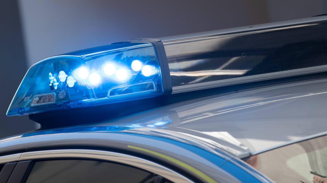 Polizeiwagen im Einsatz mit Blaulicht (Symbolfoto): Ein 50-Jähriger soll eine 17-Jährige in einem Kindergarten in München vergewaltigt haben.