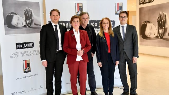Das Team der Salzburger Festspiele um Florian Wiegand (l-r), Konzertchef, Helga Rabl-Stadler, Festspielpräsidentin, Markus Hinterhäuser, Intendant, Bettina Hering, Schauspiel-Leiterin, Lukas Crepaz, kaufmännischer Direktor. Das Team der Salzburger Festspiele um Florian Wiegand (l-r), Konzertchef, Helga Rabl-Stadler, Festspielpräsidentin, Markus Hinterhäuser, Intendant, Bettina Hering, Schauspiel-Leiterin, Lukas Crepaz, kaufmännischer Direktor.