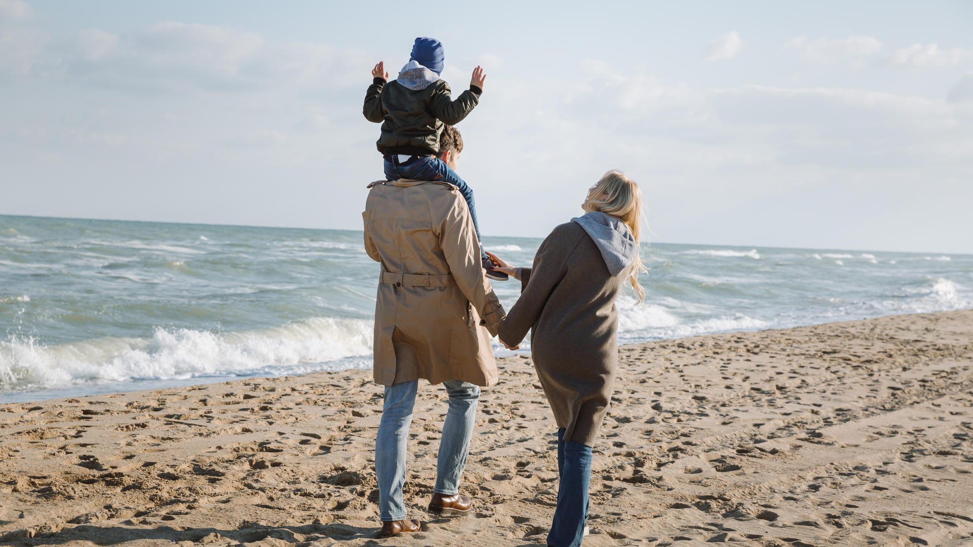 Familie am Strand: Wenn Eltern das Sorgerecht gemeinsam ausüben, bleibt es nach dem Tod bei dem hinterbliebenen Elternteil.