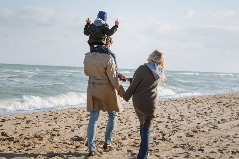 Familie am Strand: Wenn Eltern das Sorgerecht gemeinsam ausüben, bleibt es nach dem Tod bei dem hinterbliebenen Elternteil.