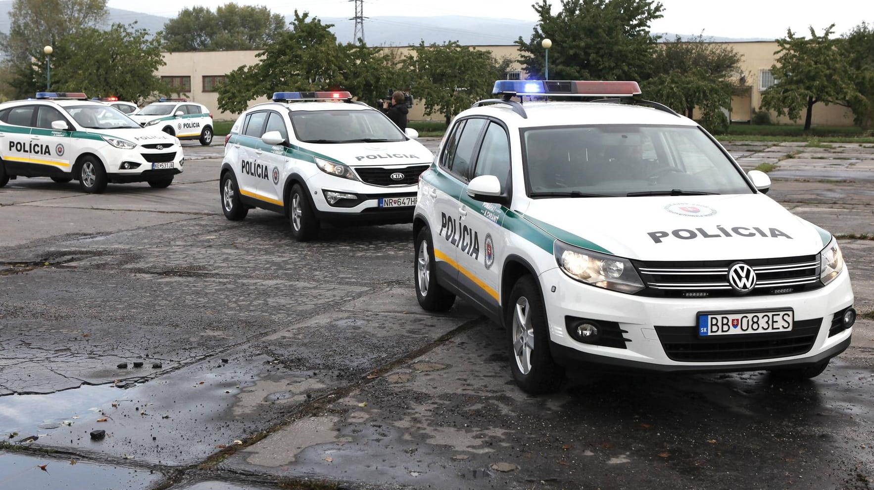 Slowakische Polizeiwagen auf dem Weg zum Einsatz: Nahe der Stadt Nitra kam es zu einem tödlichen Busunglück. (Archivbild) Slowakische Polizeiwagen auf dem Weg zum Einsatz: Nahe der Stadt Nitra kam es zu einem tödlichen Busunglück. (Archivbild)
