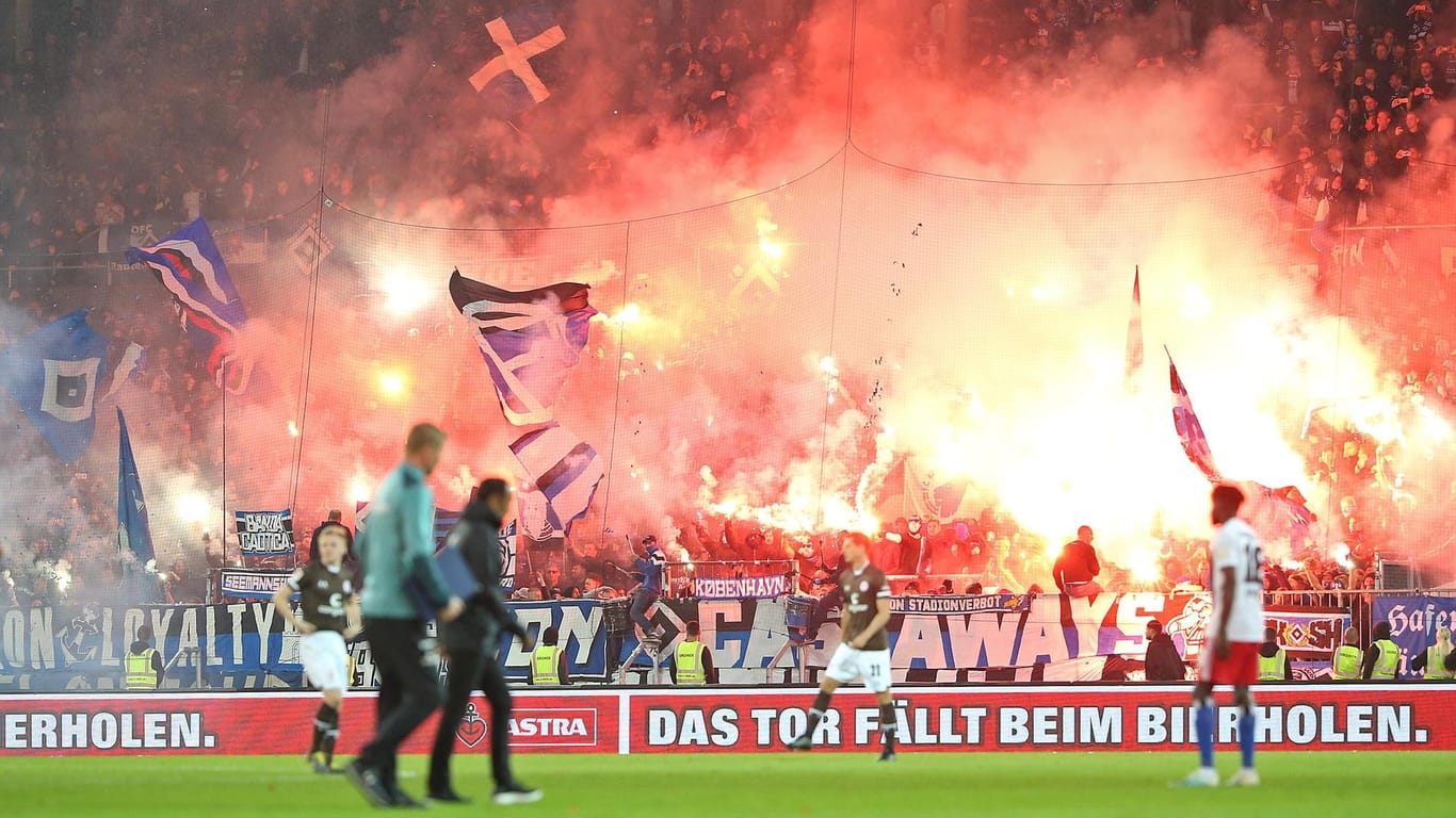Pyrotechnik im Hamburger Block beim Derby gegen St. Pauli: Aufgrund der hohen Strafen zuletzt möchte der HSV nun offiziell Pyrotechnik im Stadion zünden.