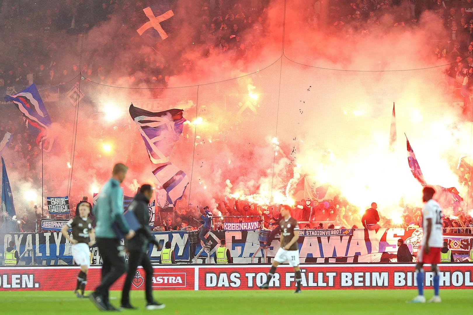Pyrotechnik im Hamburger Block beim Derby gegen St. Pauli: Aufgrund der hohen Strafen zuletzt möchte der HSV nun offiziell Pyrotechnik im Stadion zünden.