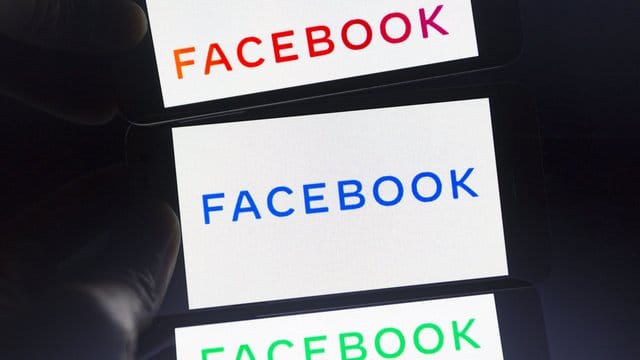 Das neue Firmenlogo von Facebook auf einem Smartphone-Bildschirm. Das neue Firmenlogo von Facebook auf einem Smartphone-Bildschirm.
