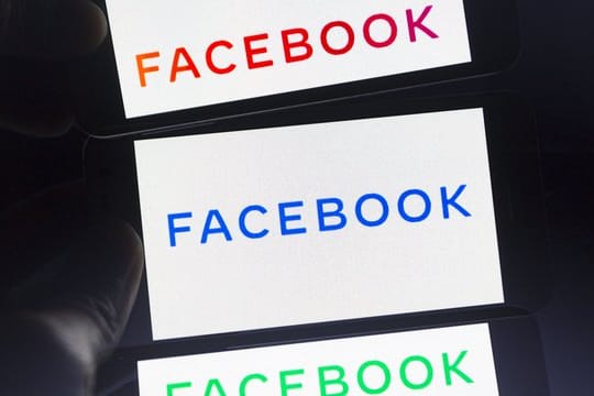 Das neue Firmenlogo von Facebook auf einem Smartphone-Bildschirm.