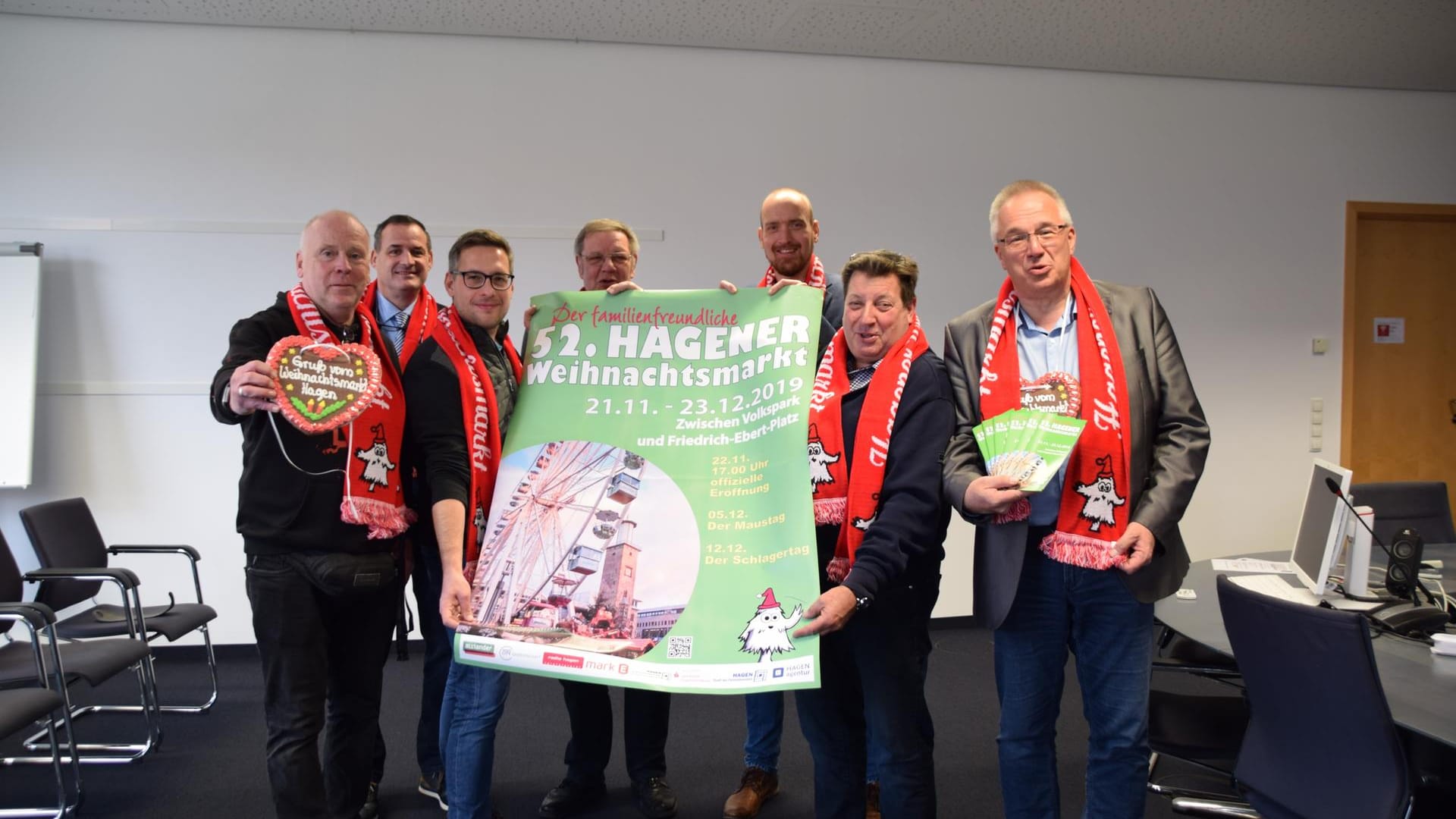 Ralf Korthaus (Eventmanager), Dirk Wagner (Schaustellerverein), Wladimir Tisch (Citymanager), Ralf Quardt (Bezirksbürgermeister), Martin Echterling (Ordnungsamt), Alfons Tröger (Schaustellerverein) sowie Peter Mook (Stadtkanzlei): Sie stellten im Rathaus das Programm des 52. Hagener Weihnachtsmarktes vor.