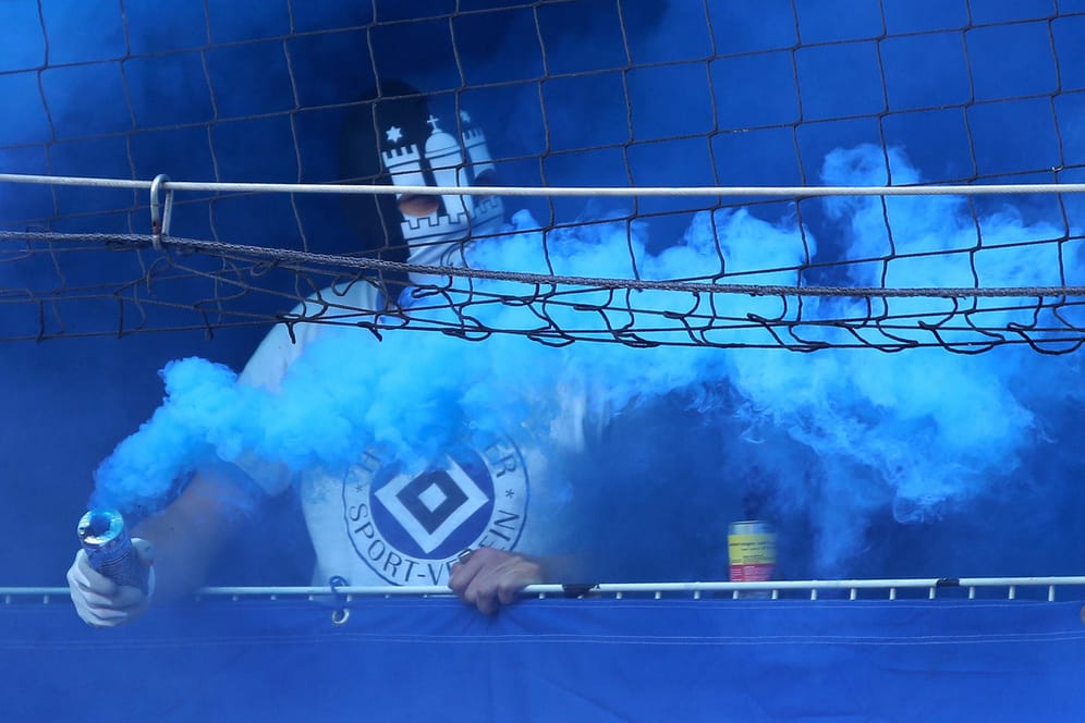 Fans brennen Pyros ab: Der HSV plant angeblich eine eigene Pyro-Show.
