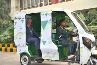 Charles in einer E-Rikscha auf dem Weg ins indische MET-Büro (Wetterdienst).
